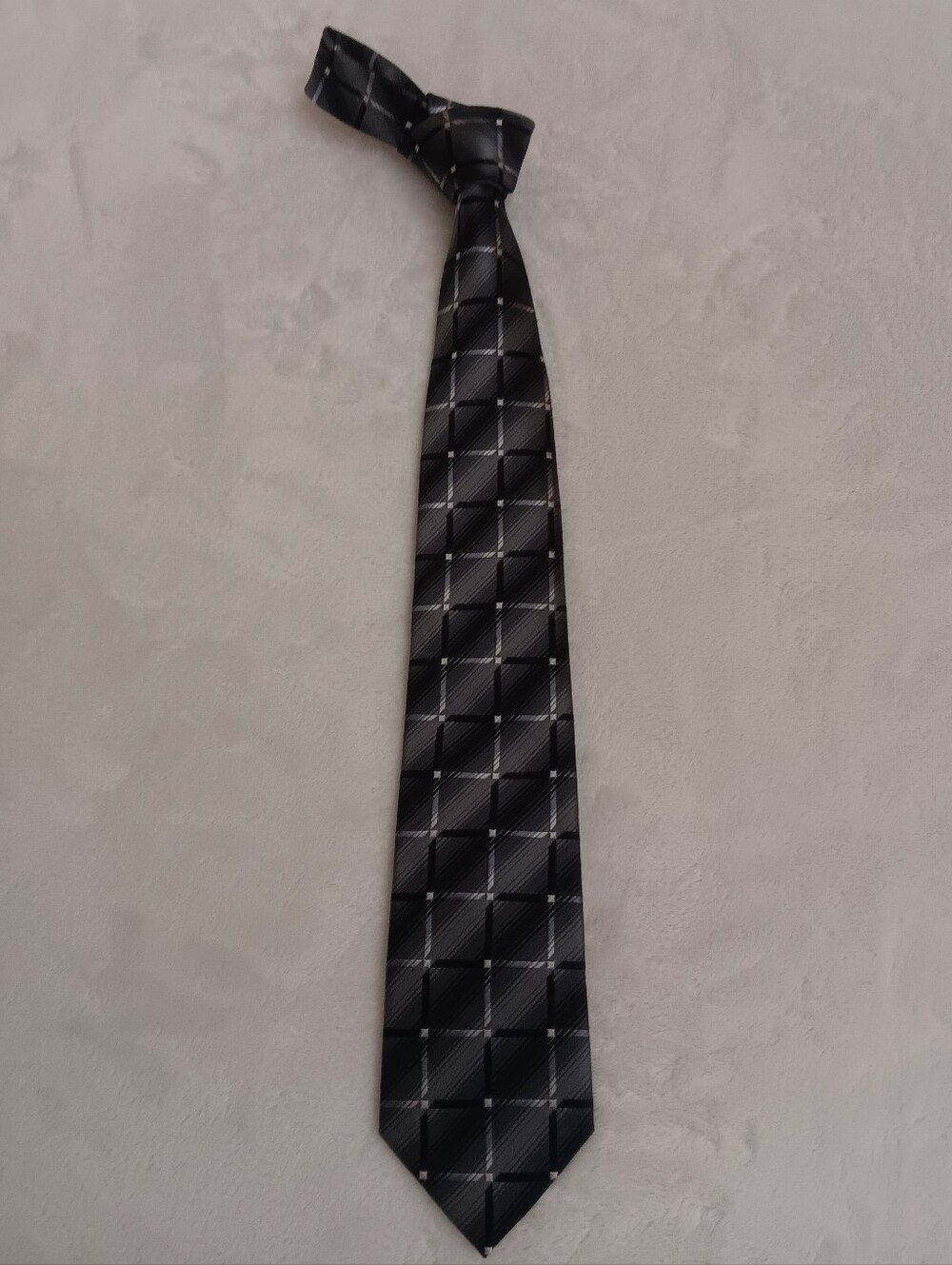 Hermoso New York Classic Black and Gray Plaid Men's Tie